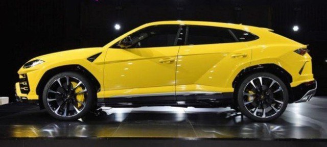 Lamborghini Urus thật (trên) và xe nhái (dưới) giống y chang nhau về thiết kế.