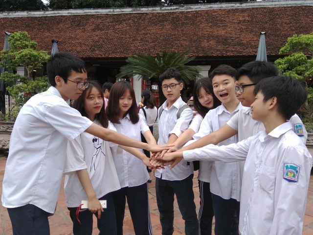 Học sinh lớp 9A3 Trường THCS Lý Thường Kiệt cho biết, cả lớp đều đến Văn Miếu cầu may cùng với giáo viên chủ nhiệm và một số phụ huynh.