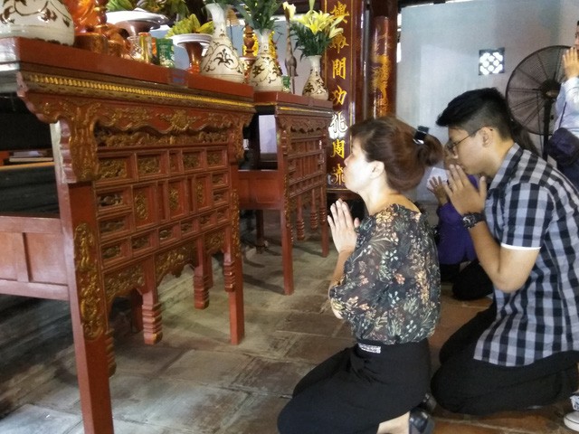 Nguyễn Tuấn Hưng cùng mẹ đến Văn Miếu cầu mong thi đỗ vào lớp 10 THPT Phạm Hồng Thái.