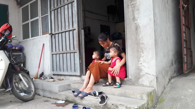 
Cái chết của anh Nguyễn Ngọc Công để lại nỗi đau vô bờ cho người vợ trẻ cùng 2 đứa con thơ.    Ảnh: Kim Oanh
