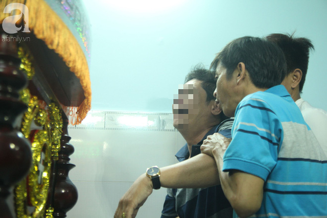 
Những tiếng nấc nghẹn, sự đau đớn của gia đình nạn nhân.
