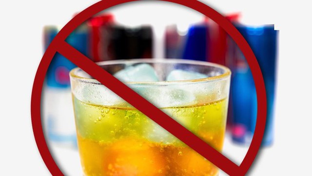 
Việc pha rượu với nước tăng lực khiến người dùng kéo dài thời gian uống và dễ có nguy cơ ngộ độc. Ảnh: News.
