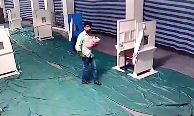 Bitto Davis l&eacute;n l&uacute;t nh&igrave;n trước ng&oacute; sau trước khi đặt đứa trẻ xuống đất.
