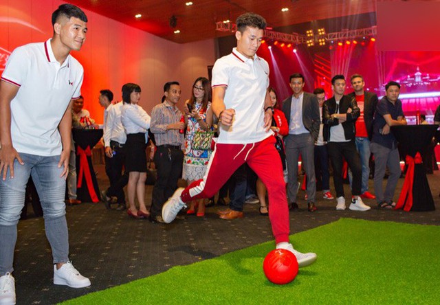 Cầu thủ Hà Đức Chinh cũng dự sự kiện này. Anh và Bùi Tiến Dũng trổ tài đá bóng trên sân cỏ nhân tạo.