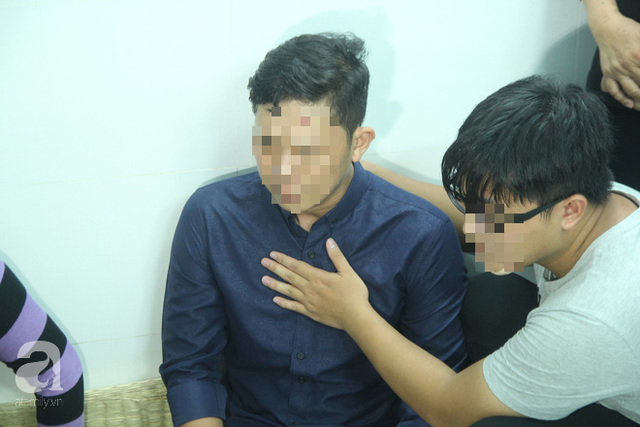 
Người yêu của chị N. xúc động trong đám tang.
