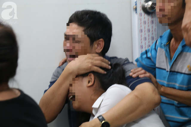 
Ông D. ôm người thân vào lòng khóc ngất.
