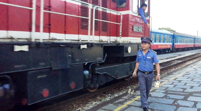 
Những nhân viên nối ghép toa tàu đang miệt mài làm việc dưới trời oi bức tại ga Gia Lâm (Hà Nội).     Ảnh: PV

