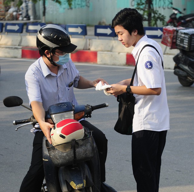 Trao cho con chiếc khăn đề phòng nắng nóng.