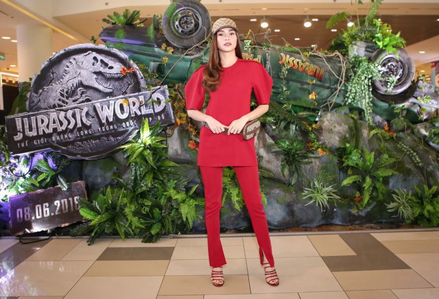 Tối 7/6, Hồ Ngọc Hà diện trang phục đỏ rực đi xem bom tấn Jurassic World: Fallen Kingdom (Thế giới khủng long: Vương quốc sụp đổ). Đây là lần hiếm hoi cô có mặt ở một sự kiện điện ảnh.