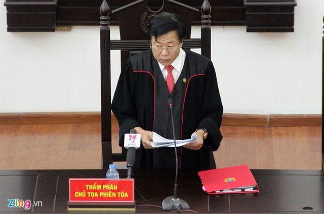 
Chủ tọa Ngô Hồng Phúc công bố bản án. Ảnh: Hoàng Lam.
