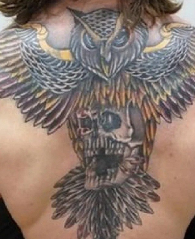 Một trong những manh mối duy nhất của cảnh s&aacute;t l&agrave; h&igrave;nh xăm con c&uacute; với đầu l&acirc;u đằng sau lưng nghi phạm.