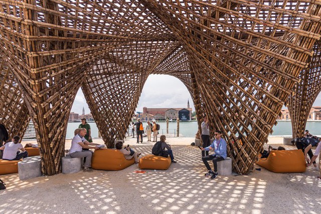 Khối kiến trúc bằng tre đan tạo ra những khoảng bóng nắng lung linh. 