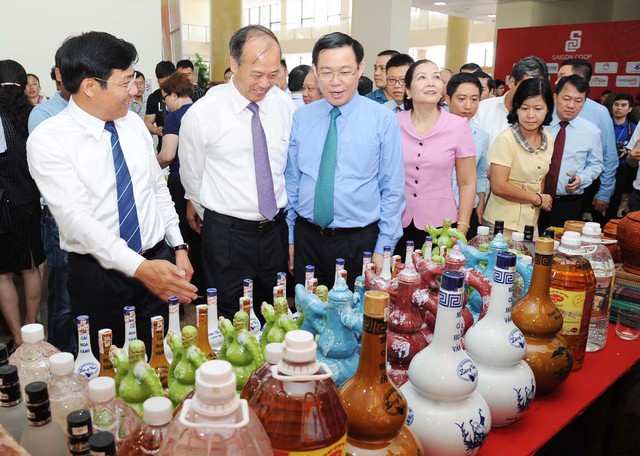 Phó Thủ tướng Chính phủ Vương Đình Huệ và các đại biểu tham quan các mặt hàng nông sản chủ lực, đặc trưng của tỉnh Bắc Giang.