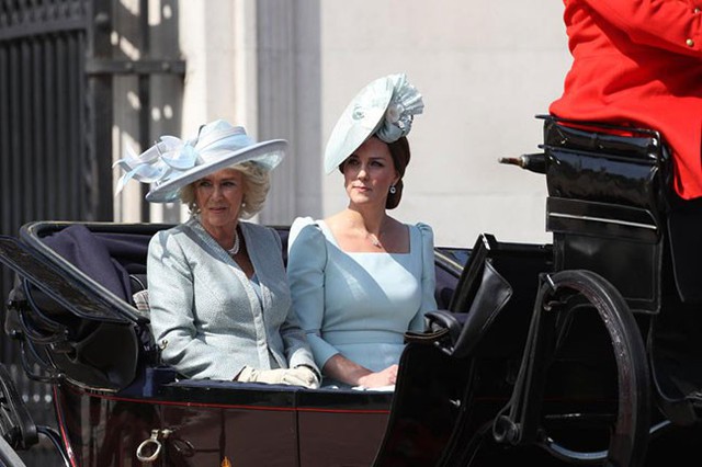 
Không xuất hiện cùng vợ trên xe ngựa, Hoàng tử William lúc này đang cưỡi ngựa trong tư cách đại tá danh dự.
