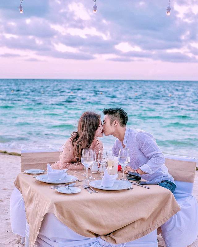 Trinh Hoàng còn có bữa hẹn hò lãng mạn ở bãi biển Cancun, Mexico. Một khách sạn 5 sao ở đây thường có giá khoảng 6 triệu đồng/đêm.