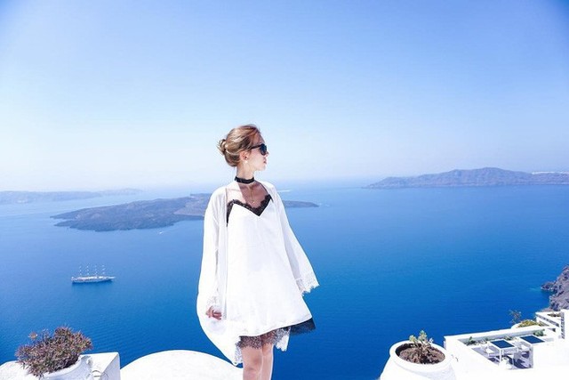 Phương Uyên check in ở Santorini, Hy Lạp. Được biết, giá khách sạn 5 sao ở đây rất đắt đỏ, vào khoảng 20 triệu đồng mỗi đêm.