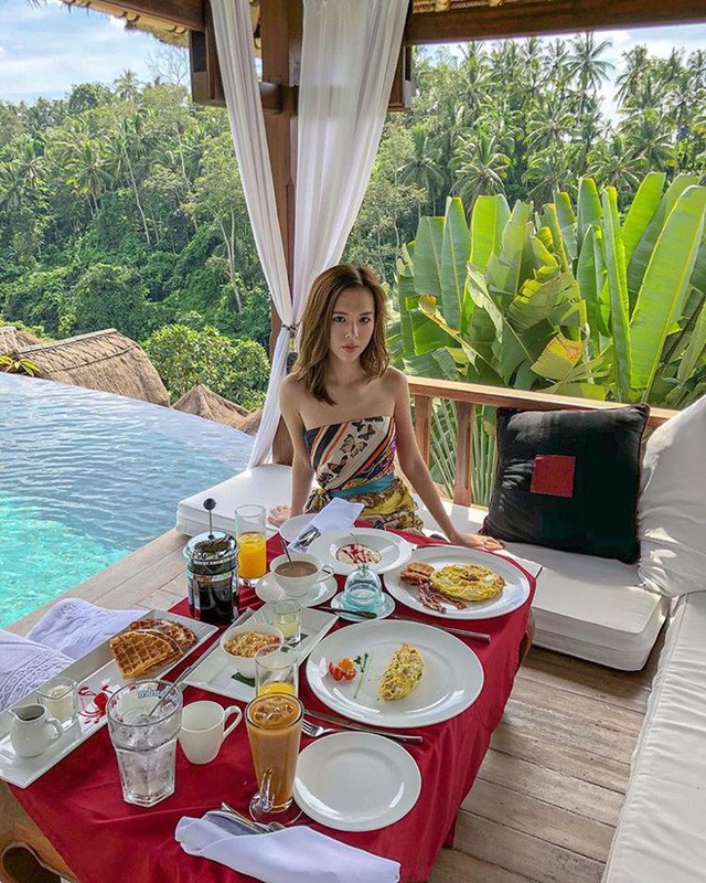 Cô nàng cũng dành thời gian đi Bali, Indonesia. Giá thuê resort như Uyên đang ở thì giá ở đây là vào khoảng 12 triệu đồng mỗi đêm.