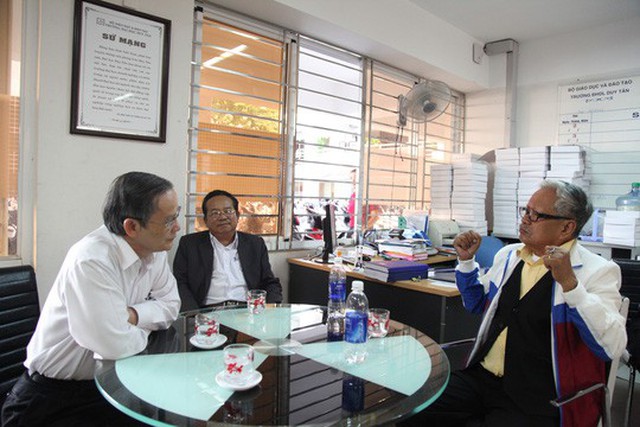 Cụ Lê Phước Thiệt trò chuyện cùng Nhà giáo ưu tú Lê Công Cơ, Hiệu trưởng Trường ĐH Duy Tân
