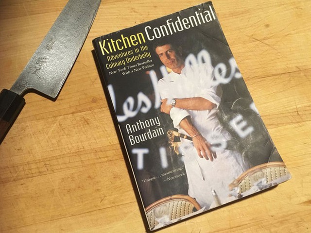 
Tạp chí Buzzfeed đưa Kitchen Confidential của đầu bếp Anthony Bourdain vào danh sách 65 cuốn sách nên đọc trong đời giới thiệu đến độc giả.
