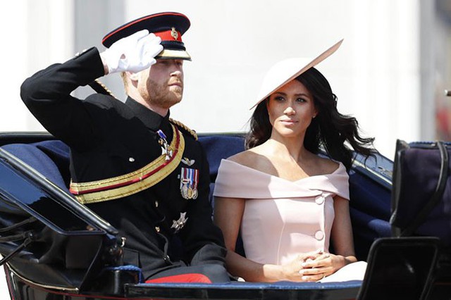 
Vừa trở về London được 2 ng&agrave;y sau tuần trăng mật, vợ chồng Harry v&agrave; Meghan l&agrave; những người đầu ti&ecirc;n c&oacute; mặt trong lễ diễu h&agrave;nh.
