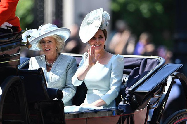 
Đi sau cỗ xe ngựa của vợ chồng Hoàng tử Harry là Nữ công tước xứ Cambridge và mẹ kế, Nữ công tước xứ Cornwall.
