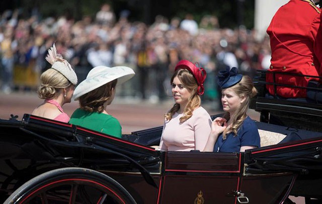 
Trên một chiếc xe ngựa bốn chỗ khác còn có sự góp mặt của Công chúa Beatrice và Eugenie.
