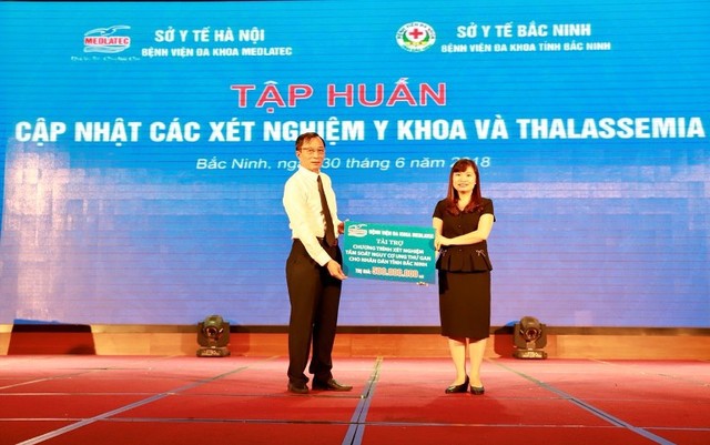 ThS. BS Nguyễn Thị Kim Len - Giám đốc BVĐK MEDLATEC trao tặng 2000 suất xét nghiệm miễn phí ung thư gan trị giá 500 triệu đồng cho người dân tỉnh Bắc Ninh