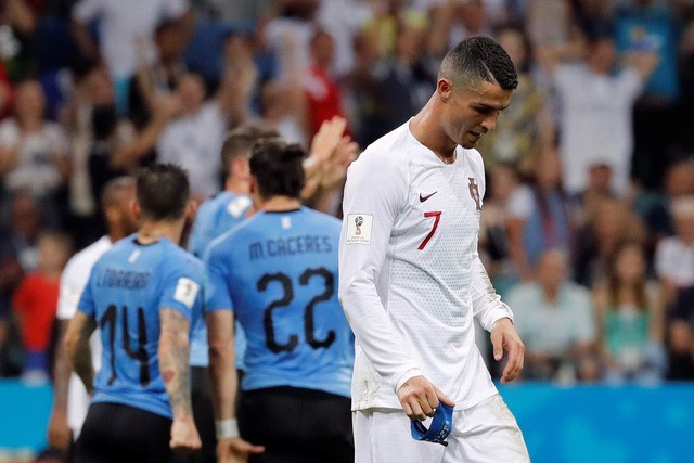 
Ronaldo thất thiểu rời sân sau trận thua Uruguay - Ảnh: REUTERS
