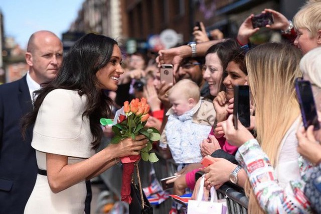 Công nương Meghan Markle diện đầm sáng màu thanh lịch chào mọi người trong chuyến thăm Chester, Anh, ngày 14/6/2018.