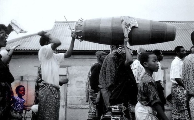 Người dân một ngôi làng ở Ghana dự đám tang. Ảnh: Flickr.