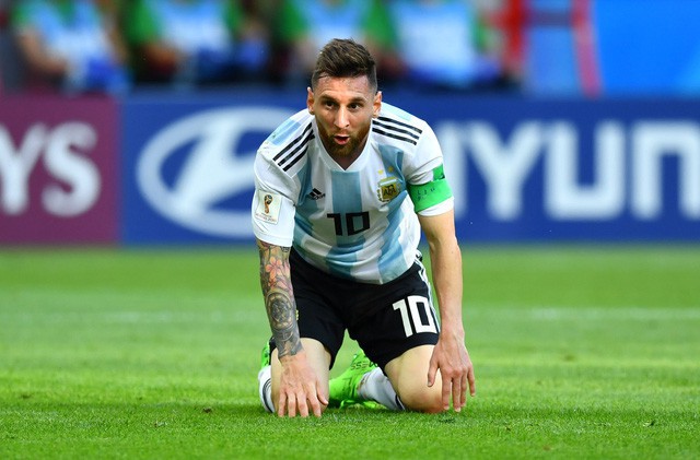 
Messi gục ngã trong trận thua Pháp - Ảnh: REUTERS
