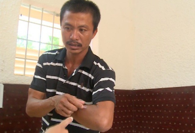 
Trí diễn tả lại việc đánh nạn nhân
