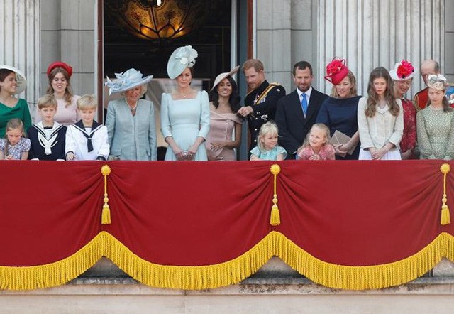 Công nương Markle (váy màu hồng) cùng Hoàng tử Harry và các thành viên khác trong gia đình Hoàng gia Anh đứng trên ban công Cung điện Buckingham theo dõi buổi lễ diễu hành Trooping the Colour ngày 9/6.