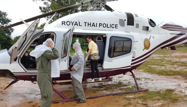 Nhân viên cứu hộ chuẩn bị phương tiện cấp cứu cho các nạn nhân ngày 10/7. Ảnh: Police Thailand News/Facebook.