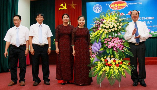 
Phó Chủ tịch UBND tỉnh Hà Kế San tặng hoa chúc mừng Chi cục DS-KHHGĐ
