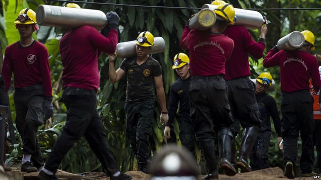 Các nhân viên cứu hộ chuyển bình oxy phục vụ cho chiến dịch giải cứu. Ảnh: AFP.