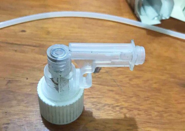Dụng cụ bằng nhựa mà nghi can khai dùng để gây mê. Ảnh: S.B.C.