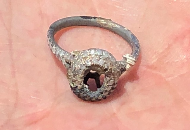 Chiếc nhẫn đính hôn tuy bị cháy đen một phần và mất viên kim cương nhưng vẫn là điềm báo may mắn đối với vợ chồng anh chị.