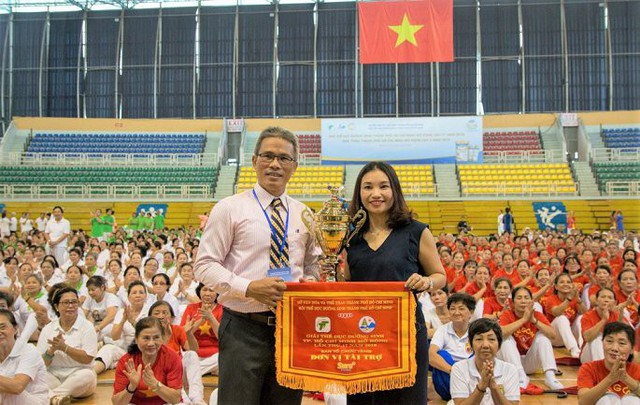Nhà tài trợ Vinamilk Sure Prevent nhận cúp và cờ lưu niệm từ Ban Tổ Chức giải thi đấu