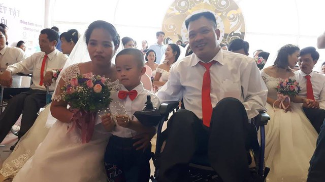 
Vợ chồng anh Tiến, chị Thi cùng con trai tại lễ cưới tập thể.     Ảnh: PT
