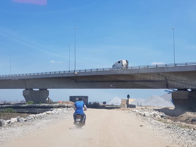 
Hành lang gầm cầu Tân Vũ-Lạch huyện như đại công trường
