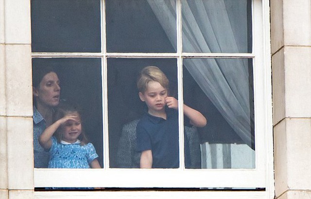 Diện một chiếc váy hoa nhí màu xanh cổ Peter Pan, công chúa 3 tuổi một lần nữa làm tan chảy trái tim người hâm mộ khi đứng cạnh anh trai George để xem màn trình diễn của dàn máy bay quân sự tại London, Anh, sáng 10/7.