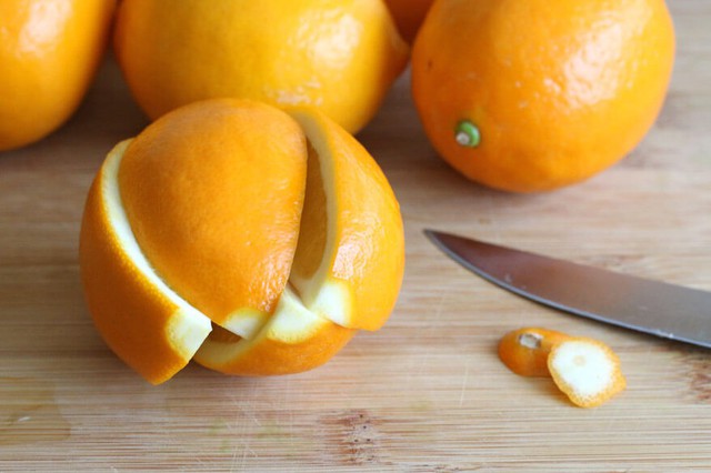 
Gọt đầu chanh, cam rồi cắt ra làm tư 
