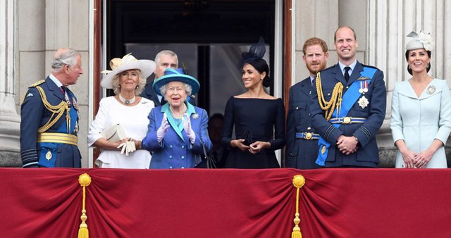 Sau khi lên ban công Điện Buckingham để xem màn biểu diễn của không lực hoàng gia, Meghan đứng gần chính giữa, ngay cạnh Nữ hoàng. Kate chọn đứng bên phía cánh ngoài.