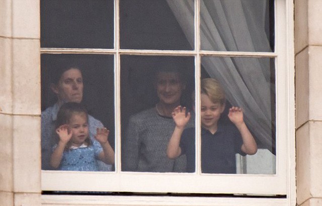 Theo The Sun, một trong hai người phụ nữ xuất hiện bên cạnh công chúa và hoàng tử nhí là vú em. Cô giữ nhiệm vụ trông coi George và Charlotte trong khi Kate bận rộn với nhiệm vụ hoàng gia. Cùng lúc đó, Hoàng tử Louis được vú em người Tây Ban Nha, Maria Teresa Turrion Borrallo, chăm sóc.