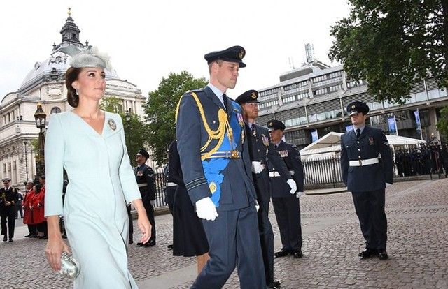 Đang trong kỳ nghỉ thai sản sau khi mới sinh Hoàng tử Louis được 11 tuần nhưng Kate vẫn có mặt tại lễ kỷ niệm này vì đây là sự kiện được đánh giá có tầm quan trọng với hoàng gia Anh.