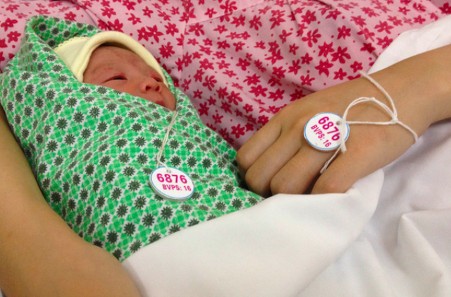 
Một cặp mẹ - con được đeo số giống nhau tại Bệnh viện Phụ sản Hà Nội.
