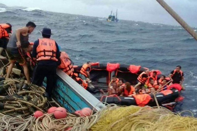 T&agrave;u c&aacute; v&agrave; cảnh s&aacute;t biển Th&aacute;i Lan đến được vị tr&iacute; lật t&agrave;u Phoenix PD Diving gần 2 tiếng sau khi tai nạn xảy ra. Ảnh: Cơ quan Ph&ograve;ng, chống Thi&ecirc;n tai Phuket.