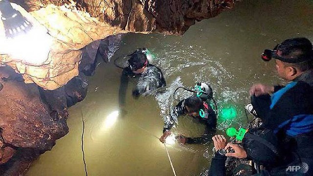 Các thợ lặn lần mò lối đi bằng một sợi dây thừng dẫn từ cửa hang tới chỗ các cậu bé trú ẩn. Ảnh: AFP.