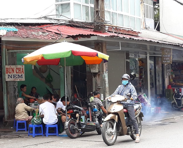 
Quán bún chả của hai vợ chồng câm điếc luôn đông đúc người ra vào.
